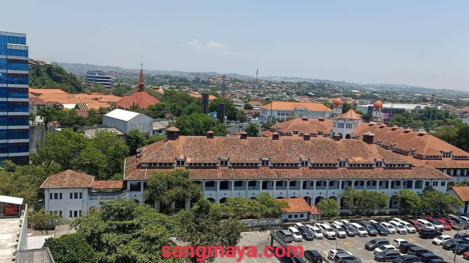 Rooms Inc. Hotel memiliki lokasi yang strategis. Hotel ini terhubung langsung dengan DP Mall Semarang, dekat dengan pusat pemerintahan kota, stasiun kota, dan Bandara Ahmad Yani