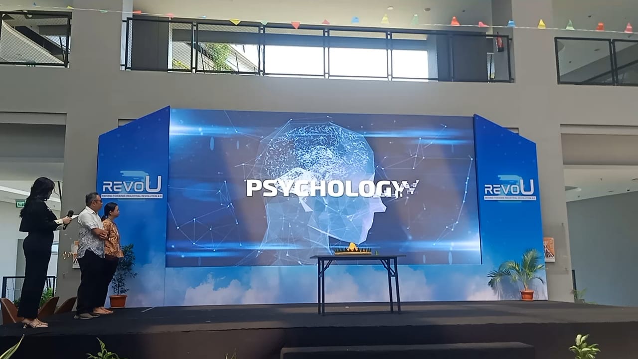 BINUS University Semarang Resmi Meluncurkan Program Studi Digital Psychology Pertama di Indonesia: Membuka Jalan Baru di Era Digital! 15 Binus University adalah salah satu universitas pertama di Indonesia yang menawarkan program studi Digital Psychology. Program ini fokus pada kombinasi ilmu psikologi dengan teknologi digital, seperti UX, data analytics, dan human-computer interaction.