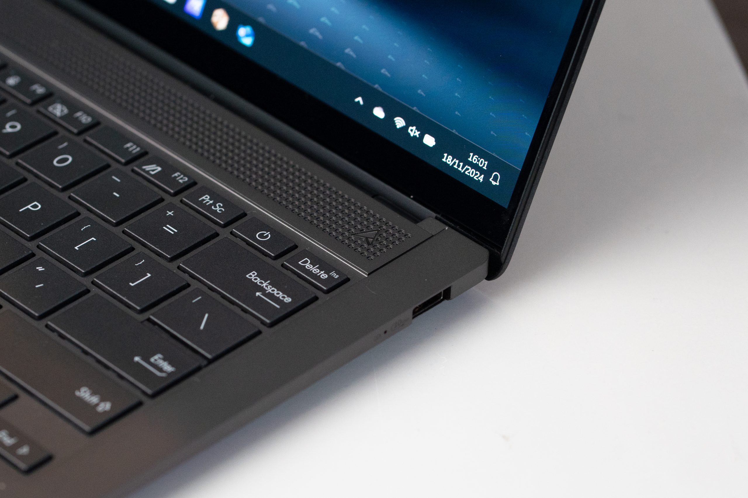 Laptop AI ASUS Zenbook S 14 OLED (UX5406SA)