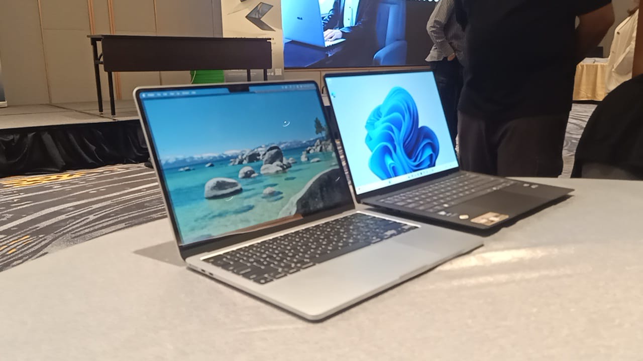 Saat Queen Bilang "Wah, Mahal Ya Laptopnya!" Ketika Kami Berkenalan dengan ASUS ExpertBook Ultra di Semarang 26 Laptop ASUS ExpertBook Ultra Kanan, Laptop Buah Kiri