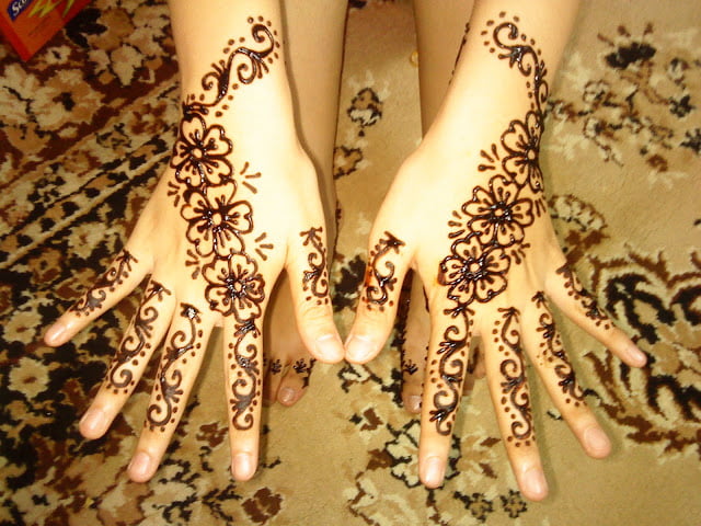 Mehendi Simple dan Cantik Untuk Hari Istimewa