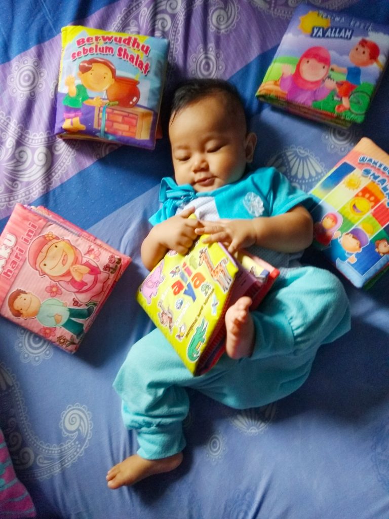 Menumbuhkan Minat Baca Dalam Keluarga dan Lingkungan Sekitar 37 Buku bantal kain